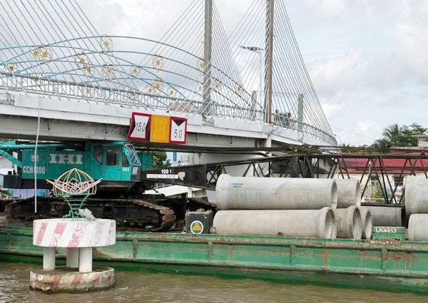 Lên phương án khắc phục cầu bị sà lan kéo lệch dầm ở Cà Mau