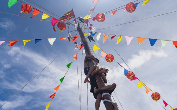 Leo cột mỡ ở Lễ hội Nghinh Ông, nhóm thanh niên Cần Giờ giành giải thưởng hơn 22 triệu đồng