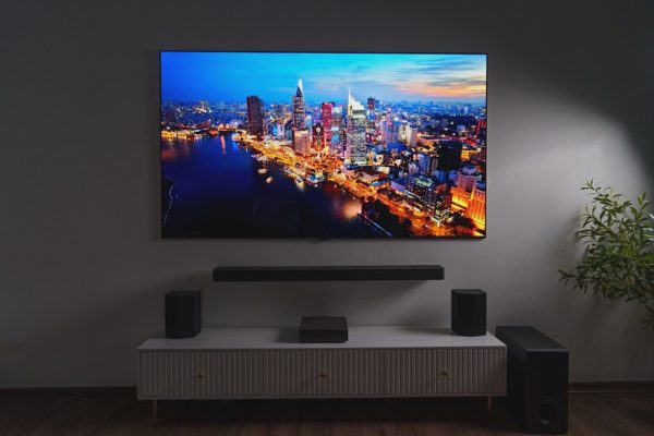 LG OLED evo AI W6 - TV 'dán tường' giá 220 triệu đồng