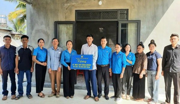Liên đoàn Lao động tỉnh Điện Biên trao hỗ trợ nhà ở “Mái ấm Công đoàn” cho đoàn viên khó khăn