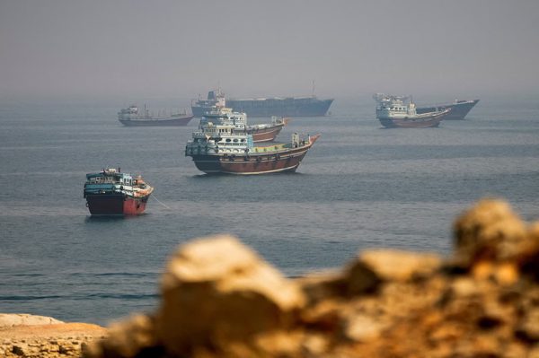Liên tiếp 7 tàu trúng hỏa lực và thủy lôi trên eo biển Hormuz, Iran cảnh báo Mỹ