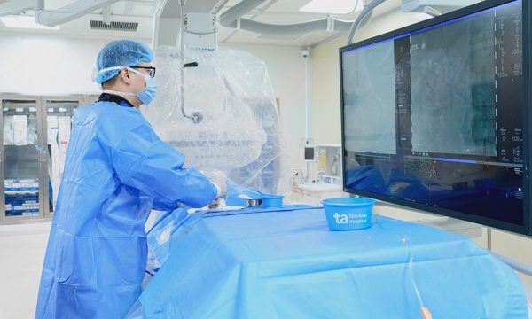 Liệt hai chân do rò mạch máu tủy ngực