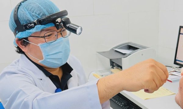 Liệt hai dây thanh gây khó thở sau rút ống nội khí quản