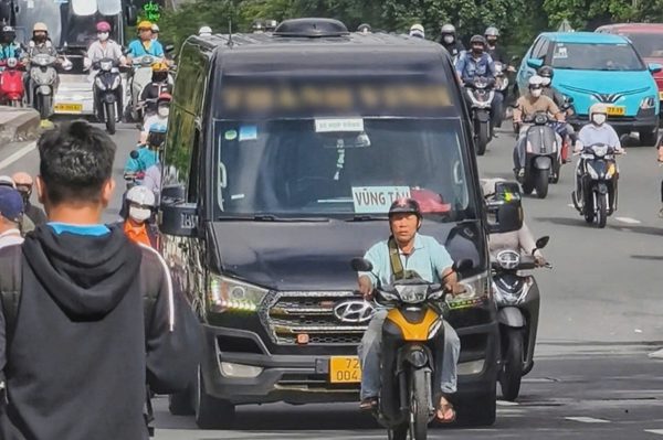 Limousine "khoác áo" xe hợp đồng, lập bến cóc gom khách ở TPHCM