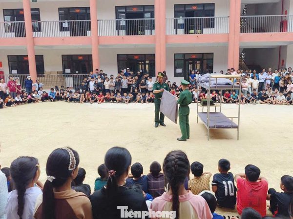 Lính Biên phòng túc trực, hướng dẫn học sinh trường nội trú biên giới nền nếp sinh hoạt