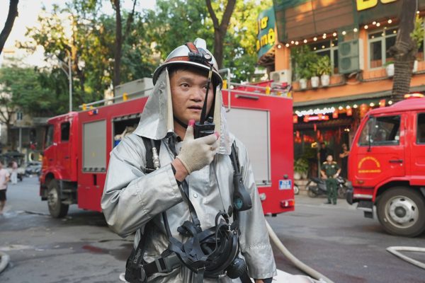 Lính chữa cháy tìm người giữa khói lửa