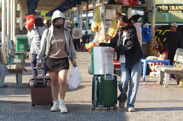 Lỉnh kỉnh đồ đạc, người dân tấp nập trở về Hà Nội ngày cuối kỳ nghỉ lễ 2/9