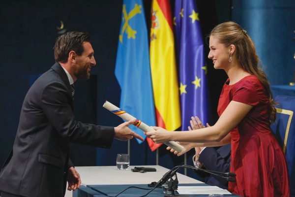 Lionel Messi làm nên lịch sử khi nhận giải thưởng danh giá