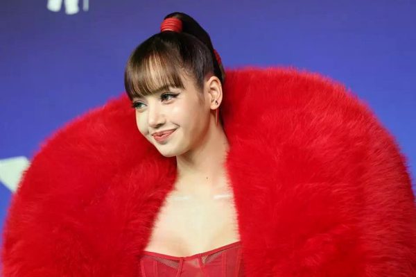 Lisa (BlackPink) chiếm trọn sự chú ý