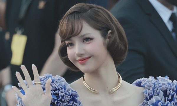 Lisa 'gây mê mẩn' ở tuần thời trang Paris