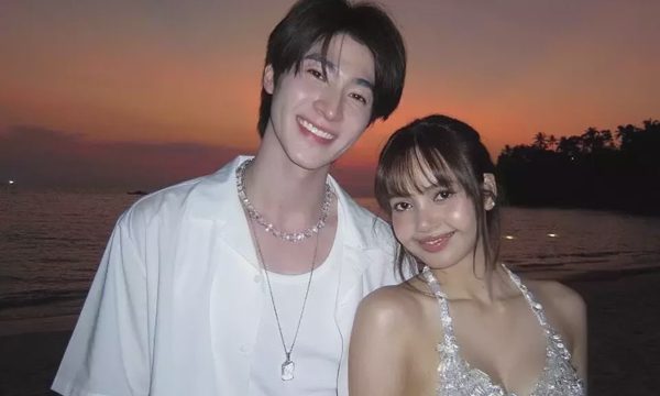 Lisa khoác tay chàng trai Thái trên phố