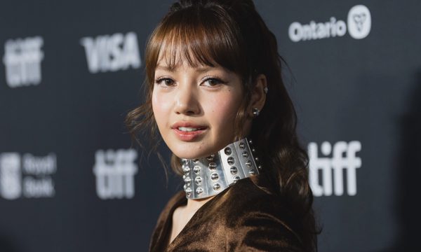Lisa nổi bật trên thảm đỏ Liên hoan phim Toronto