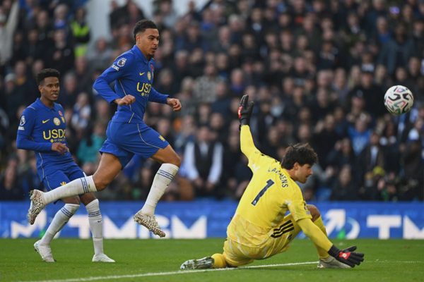 Lisandro Martinez bị đuổi, Man Utd gục ngã trước Chelsea