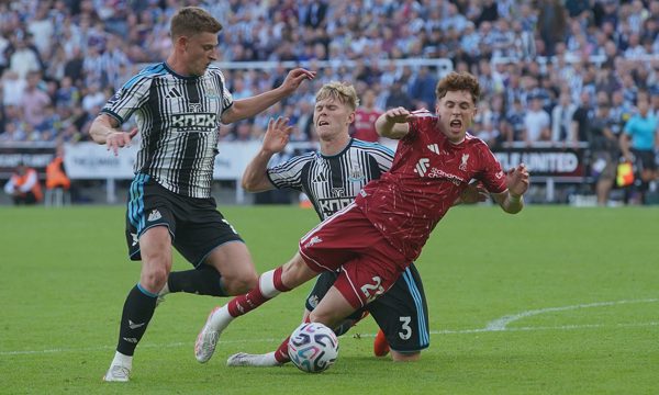 Liverpool cầm hòa Newcastle phút 99