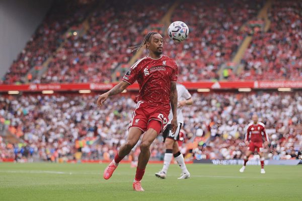 Liverpool hòa Fulham, hụt hơi trong cuộc đua vô địch Ngoại hạng Anh
