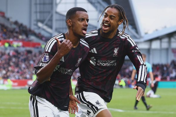 Liverpool ngược dòng hạ Brentford, đội chủ nhà nhận 2 thẻ đỏ