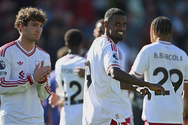 Liverpool thắng Bournemouth, HLV Iraola tiếp tục mạch bất bại