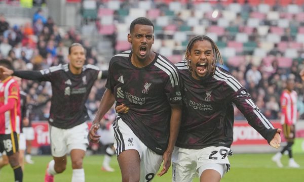 Liverpool thắng ngược Brentford khi hơn hai người