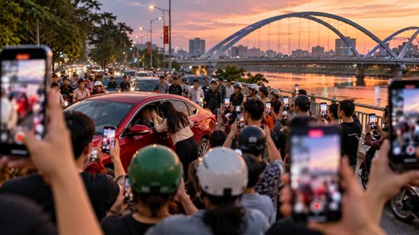 Livestream đánh ghen khi đám đông coi chuyện riêng là trò giải trí