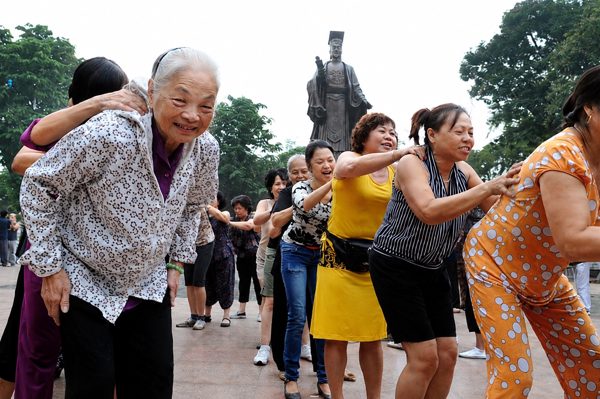 Lo 'khoảng trống an sinh' nới rộng, hạ độ tuổi hưởng trợ cấp là chưa đủ