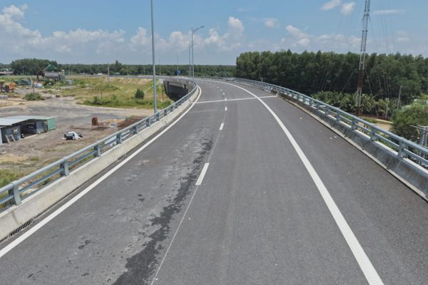 Lo độ nghiêng mặt cầu, nút giao cuối cao tốc Bến Lức - Long Thành vẫn đóng