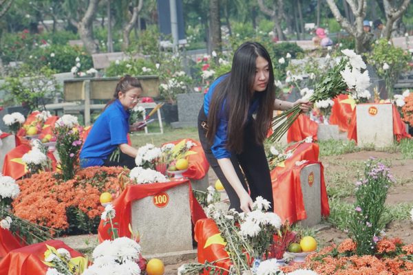Lỡ hẹn ngày tiễn đưa, người dân TPHCM tìm về nghĩa trang viếng các liệt sĩ