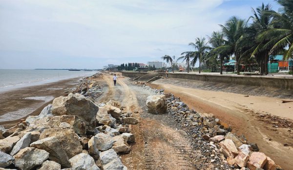 Lo ngại dự án kè biển làm mất bãi tắm Hải Tiến
