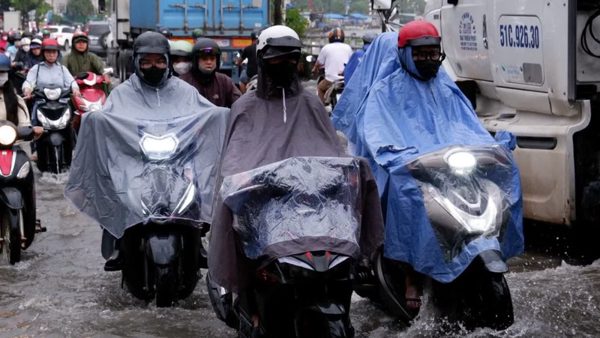 Lo ngại mưa lớn, một hiệu trưởng nhắn phụ huynh cho con ở nhà