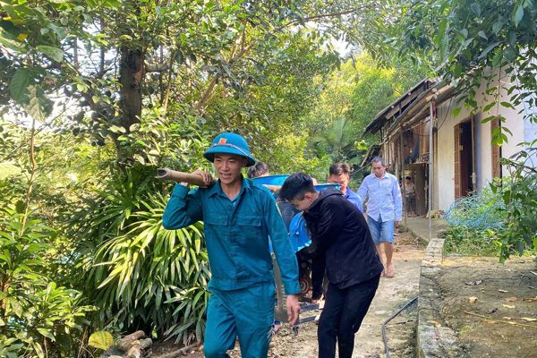 Lở núi vùi lấp tỉnh lộ, Nghệ An di dời khẩn cấp hàng loạt hộ dân