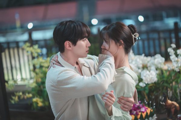 Lỡ rung động với chồng bạn thân, phản ứng của anh ấy khiến tôi xấu hổ