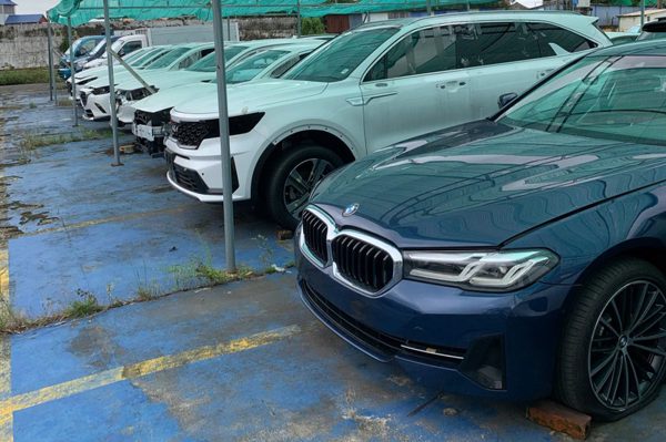 Lô xe ô tô ngập nước lên sàn đấu giá không có khách mua