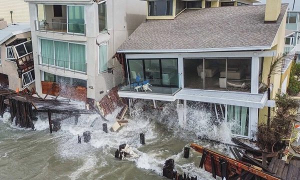Loạt căn nhà triệu USD ở California bị sóng biển tàn phá