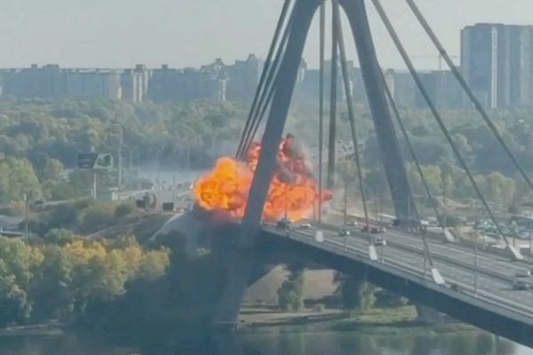 Loạt cơ sở Nga bị tấn công, Điện Kremlin cảnh báo Ukraine phải trả giá