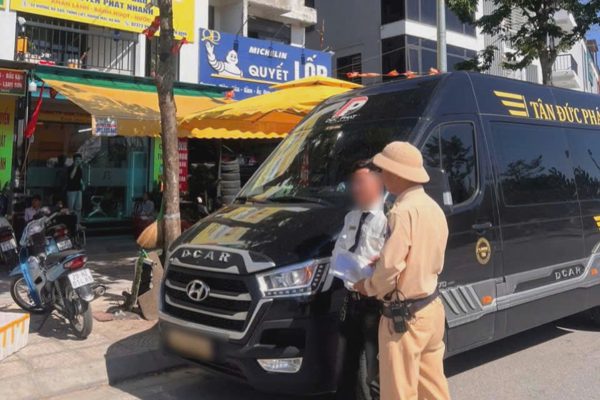Loạt công ty vận tải hành khách vi phạm bị CSGT Hà Nội xử phạt
