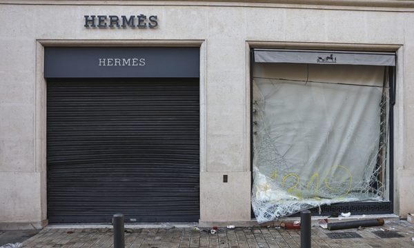 Loạt cửa hàng Hermès, Dior bị phá trong bạo loạn ở Pháp