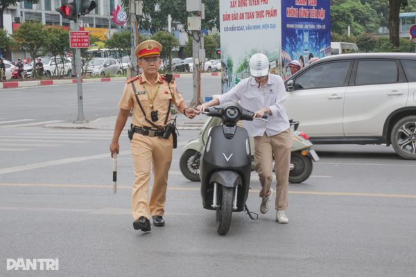 Loạt học sinh, phụ huynh vi phạm giao thông bị CSGT Hà Nội xử phạt