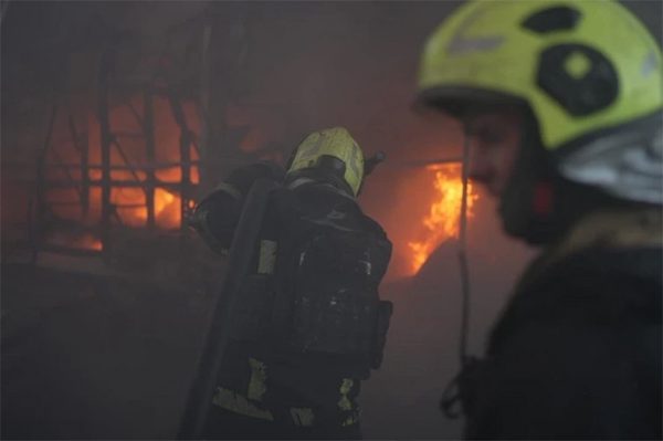 Loạt nhà máy vũ khí ở Kiev bị tập kích, Ukraine bắn phá kho dầu Nga