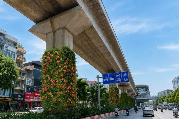 Loạt trụ cầu đường sắt, cầu vượt ở Hà Nội bắt đầu được phủ xanh