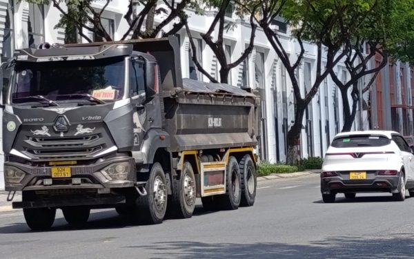 Loạt xe ben 30 tấn chở đất ghi chữ 'bình phong' phía trước chạy vào đường cấm ở Đà Nẵng