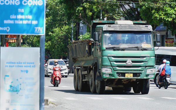 Loạt xe ben chở đất 30 tấn dán chữ ‘TQ’ vẫn chạy vào đường cấm xe tải trên 2,5 tấn