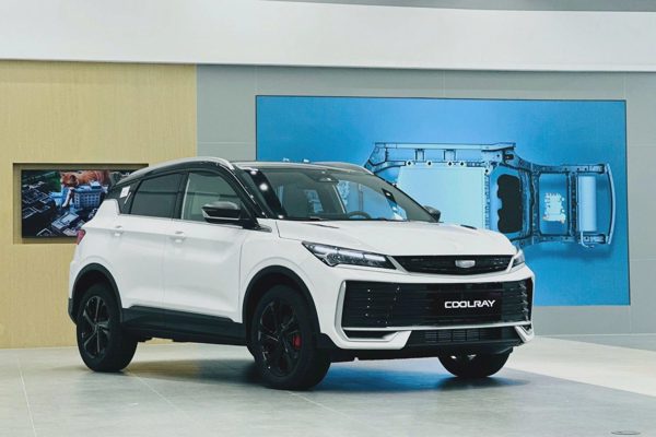 Loạt xe Geely ưu đãi tháng 10: Xe xăng hỗ trợ trước bạ, xe điện tặng bộ sạc