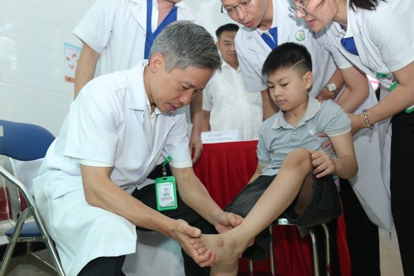 Lời hẹn thần tốc của chuyên gia phẫu thuật hiện thực hóa giấc mơ cho cậu bé Hà Nội