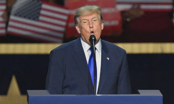Lời hứa tặng 5.000 USD của ông Trump khả thi đến đâu?