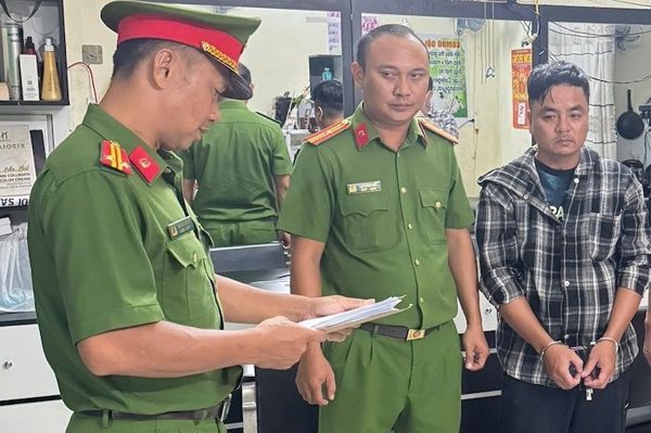 Lời khai của nhóm đối tượng dùng còng số 8 khống chế người, ép viết giấy nợ