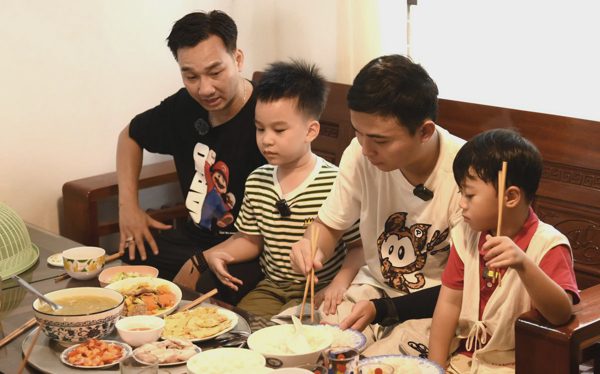 Lời mời cơm trong Bố ơi, mình đi đâu thế? gây tranh luận