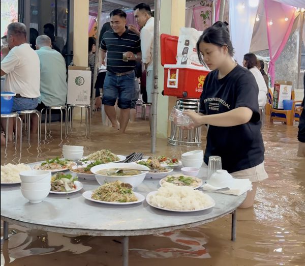 Lội nước ngang đầu gối ăn cưới giữa nước lũ
