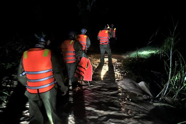 Lội suối đi thăm vườn sầu riêng, người phụ nữ bị lũ cuốn
