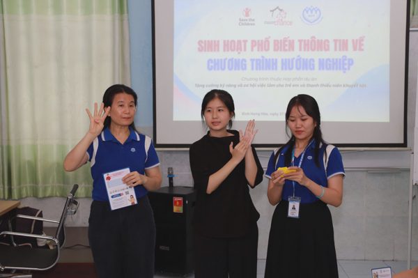 Lớn lên cùng ba mẹ khiếm thính, cô gái trở thành “cầu nối” bằng ký hiệu