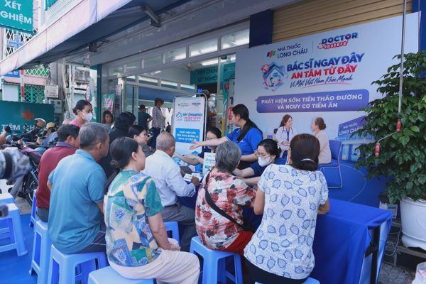 Long Châu đưa bác sĩ đến nhà thuốc, miễn phí tầm soát tuyến giáp, mỡ máu, đái tháo đường