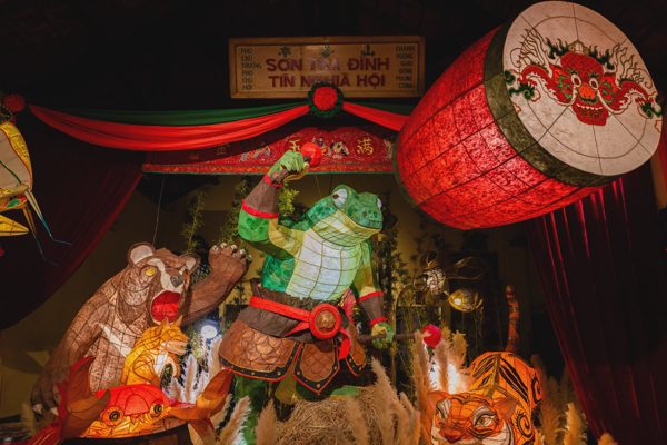Lồng đèn 'Cóc kiện trời' cao gần 3 m trong ngôi đình trăm tuổi tại TP HCM